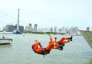 探访水上消防队:消防员磨出老茧苦练灭火本领