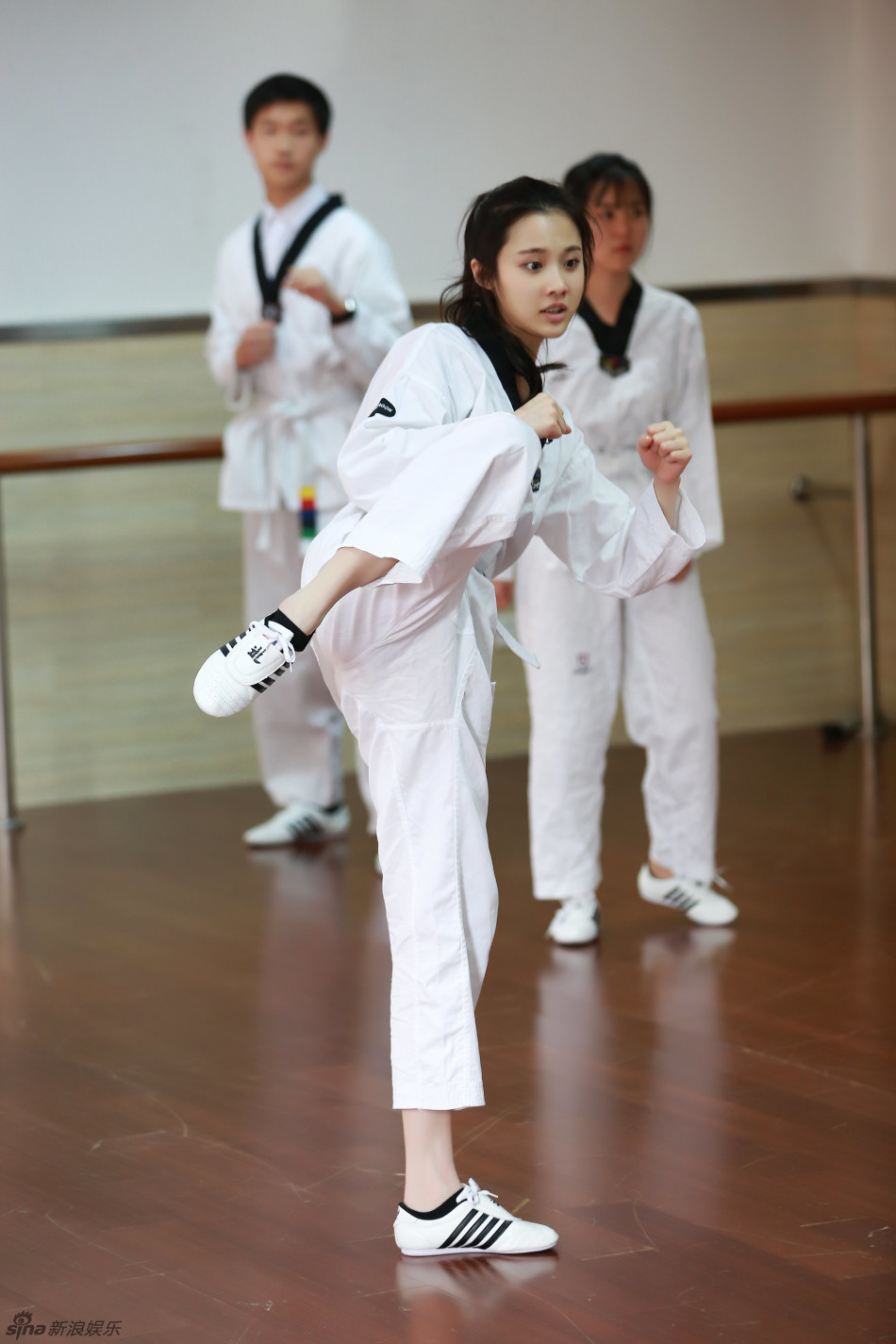 跆拳道少女简笔画