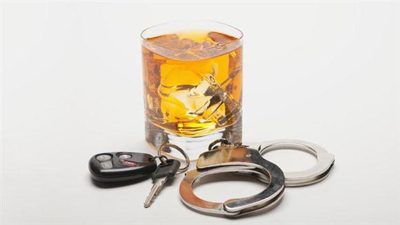 富二代酒驾找顶包骗保 保险调查员暗中索要数