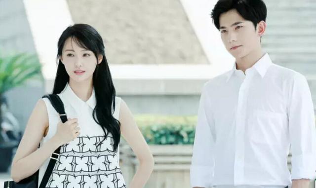 郑爽白衬衫比baby美?哪个微微更倾城