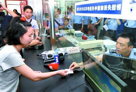 记者探访身份证制证中心 直击其制作全过程