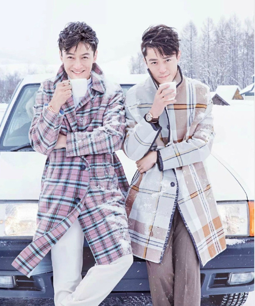 胡歌抱电线杆拍照 为凹造型吃了多少苦