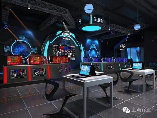 SPACE 339 SPACE339是百腦匯上海店在一樓精心特辟的240平米科技展廳,以科技 智能 體驗互動四大核心元素,匯聚成未來感十足的科技體驗互動中心。透過主題展覽、精品策展方式等,向外傳遞領先業界的高端科技概念,是國內外最先進的科技體驗展覽館,在這裏消費者可以第一時間接觸到全球最新發布的前沿産品。 翼世紀電競館 百腦匯上海店首創了全國第一家集合所有電競元素的專屬樓層,位于商場三樓的翼世紀電競館面積約800平米,擁有上百臺最新配置的電競設備,全館分為電競對戰區、電競舞臺區、電競黑