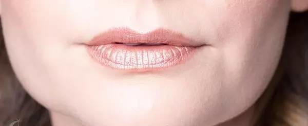 比挽起白发更虐的是 奶奶的口红比我多