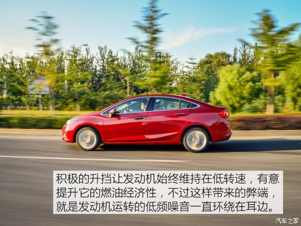 夏天的时候,我就已经接触过这款科鲁兹,当时给我的第一感觉,就是外观变得更犀利了,好像是老款经过整容后的产物,的确好看了不少。不过颜值固然重要,但是它并不能代表一切,是骡子是马,还得拉出来遛遛。 科鲁兹 2017款 1.4T 双离合领锋版 车型首页 参数配置 图片 口碑 车型报价 厂商指导价 16.