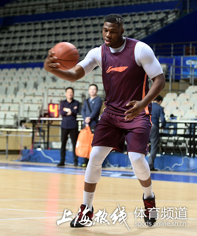 上海哔哩哔哩男篮新季首训 两大外援成焦点