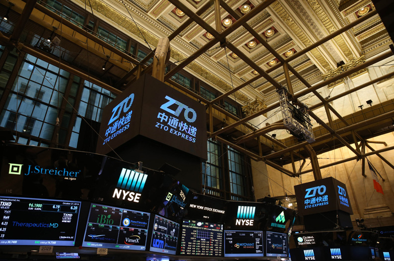 纽交所交易大厅场景,中通蓝闪耀华尔街