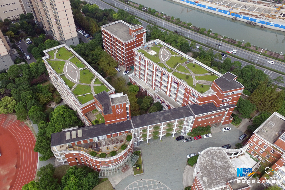 图为航拍上海市天山初级中学全景(10月17日摄).新华网梁鸿儒 摄