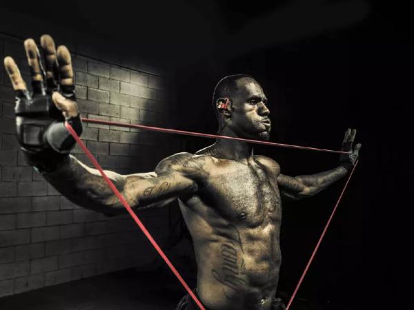 三旬老汉打起养生篮球,詹姆斯是历史最健康的