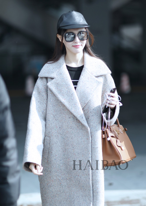 灰色大衣搭配万能小白鞋 利落又出彩