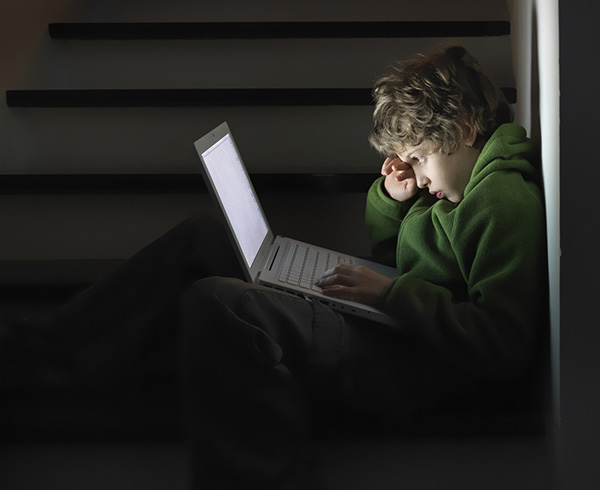 逃不脱电子产品的现在,儿童防蓝光眼镜有用吗