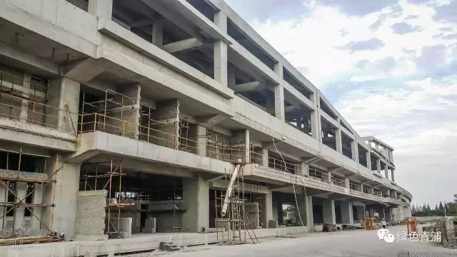 淀山湖大道站 淀山湖大道站为地下二层岛式建筑,位于丁家港东侧的淀山湖大道路中,占地27603。现在TA长这样~ 朱家角站 朱家角站为高架三层岛式建筑,位于沪青平公路、朱枫公路交叉口西南侧,占地11100。现在TA长这样~
