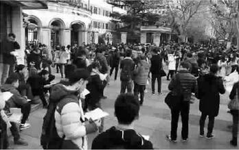 沪公务员考试笔试昨举行 工匠精神与民族复兴