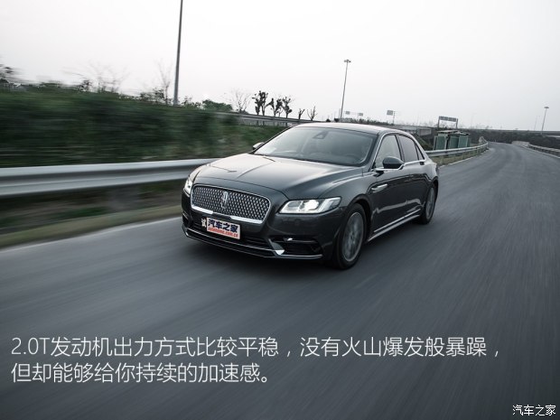 如果你渴望舒适,你会爱上它 2.0T发动机搭配6挡自动变速箱,这是一套我们熟悉的动力组合。其中发动机可以输出261马力的最大功率,峰值扭矩则达到386牛米。6挡自动变速箱如果只是从数字上来看,它不那么新了,但只看表面未免显得偏颇,日常使用中的平顺性以及燃油经济性才是最重要的。 作为一款中大型车,林肯大陆在如何努力隔绝噪音应该是用了很多方法。发动机运转的声音,风噪以及路噪都被隔绝,安静的车内环境让人很放松,劳累一天开着它倒也落得个清闲,这符合这个级别应有的调性。 2.