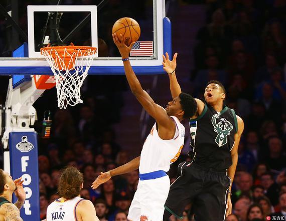 字母哥绝杀尼克斯图片