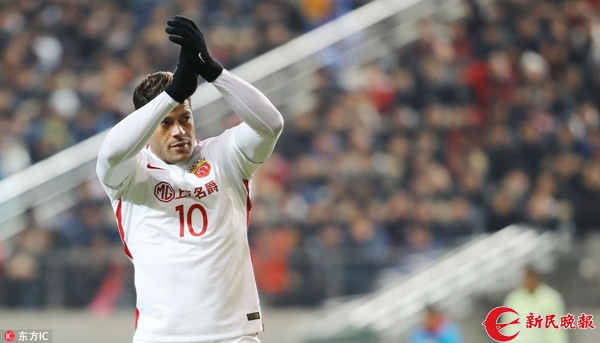 像看一场冰球比赛 场地太滑对手赛前有小动作