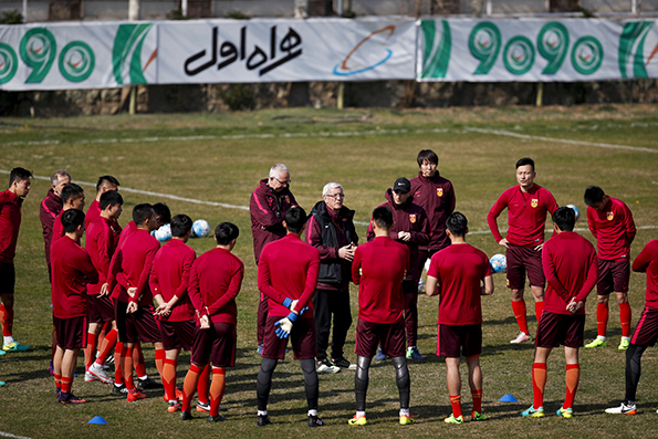大师级心理博弈!面对十万人魔鬼主场,里皮开了