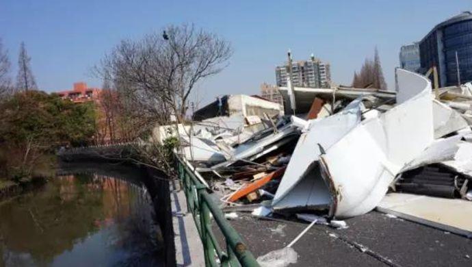 徐汇一长年占道经营的水果摊钉子户被整体拔除