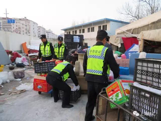 徐汇一长年占道经营的水果摊钉子户被整体拔除
