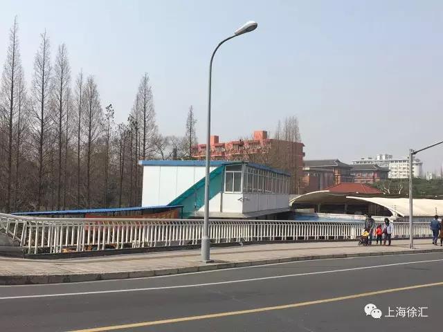 徐汇一长年占道经营的水果摊钉子户被整体拔除