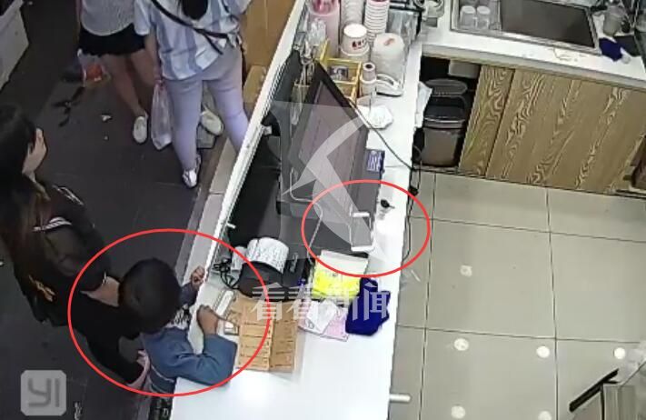 同一家奶茶店手机被偷三次 看看小偷为啥能得
