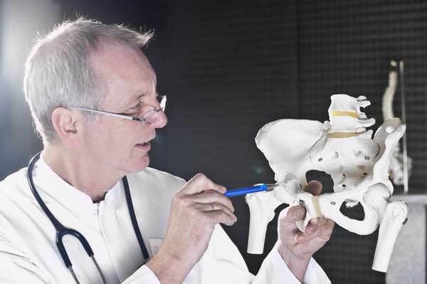 治疗股骨头坏死可不必换关节 新技术提高中早