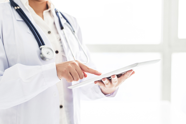 护士节|边聊边护理 患者说护士的陪伴比止痛