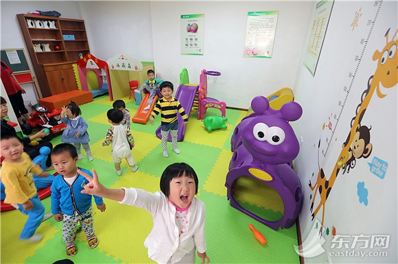 图说:孩子们在延吉社区第四睦邻中心参加亲子乐园活动 东方网 图 位于殷行一村29号的殷行街道阳光之家是上海最早开设的阳光之家,后又增加了阳光职业康复援助基地和阳光心园(精神疾病患者社区康复)两项功能,共有学员94名。2011年街道引入上海乐爱社工师事务所的服务,由专业社工为学员量身定做一套系统化康复课程,增设了阳光小农庄、阳光工乐坊、阳光欢乐园、阳光实训馆等。去年,由社工设计并指导阳光之家和阳光心园学员制作的景泰蓝花卉工艺品,被上海市领导作为国礼带出国门,赠送给外国友人。 像爱乐社工师事务所这