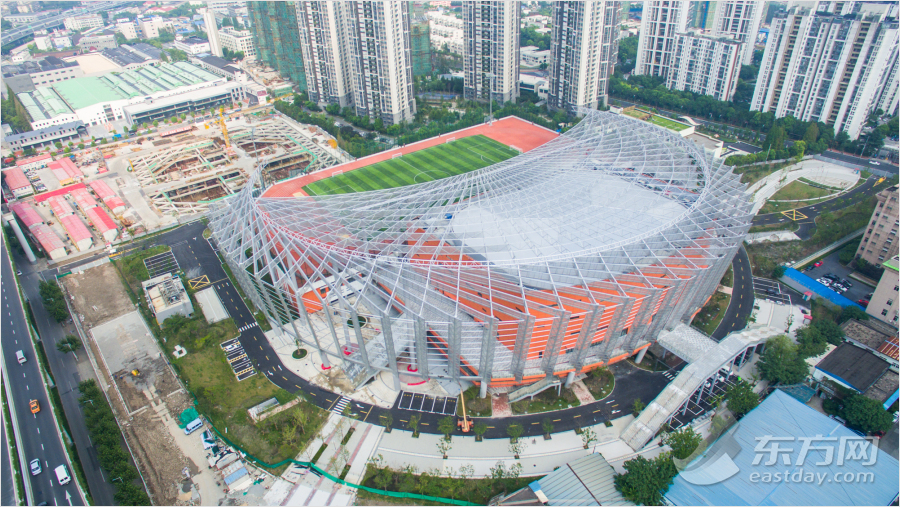 瞰上海|航拍上海首座屋顶标准体育场