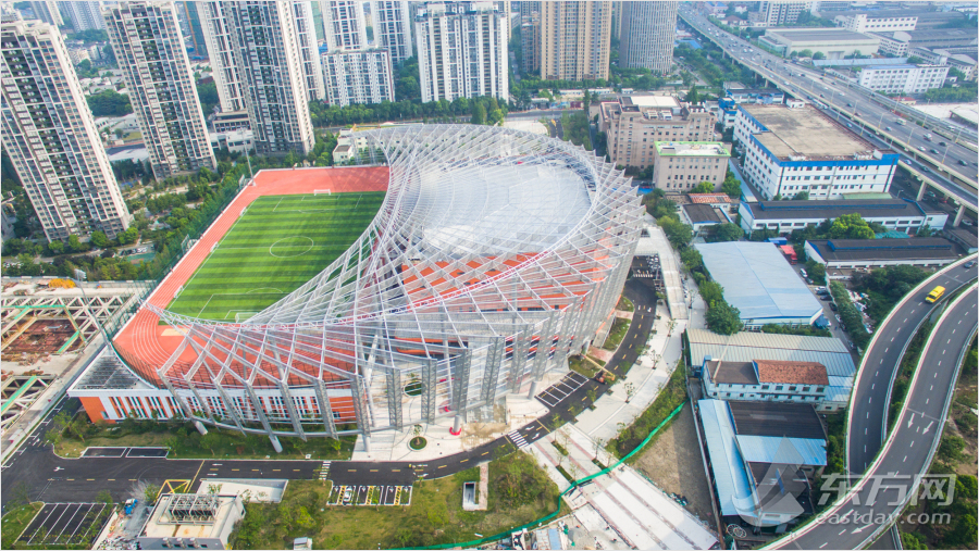 瞰上海|航拍上海首座屋顶标准体育场