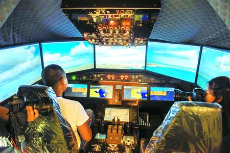 上海科博会开幕 坐进C919驾驶舱 推杆起飞