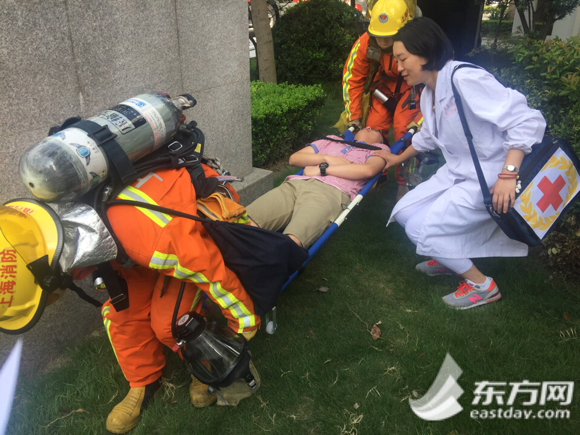 上海中小学启动 安全教育周 活动 消防演练成开