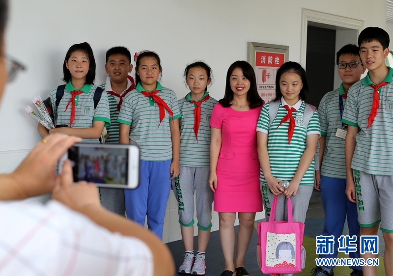 教师节:文来中学初中生重返小学校园 谢启蒙师恩