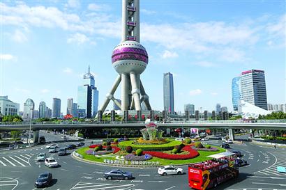 为喜迎十九大布置的花卉及宣传标语矗立在陆家嘴环路明珠环岛.