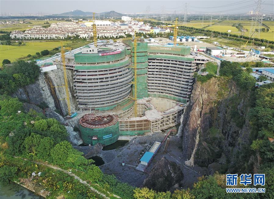 上海:“深坑酒店”主体结构封顶-新华网