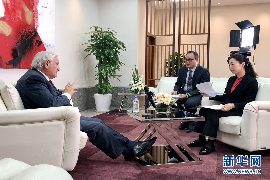 新华网专访法国前总理拉法兰:对中国未来充满