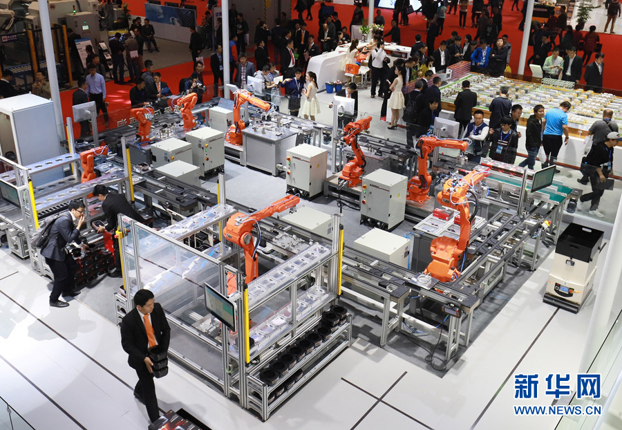 国产机器人智能工厂在工博会上亮相