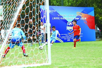 青少年俱乐部联赛足球赛趣味浓