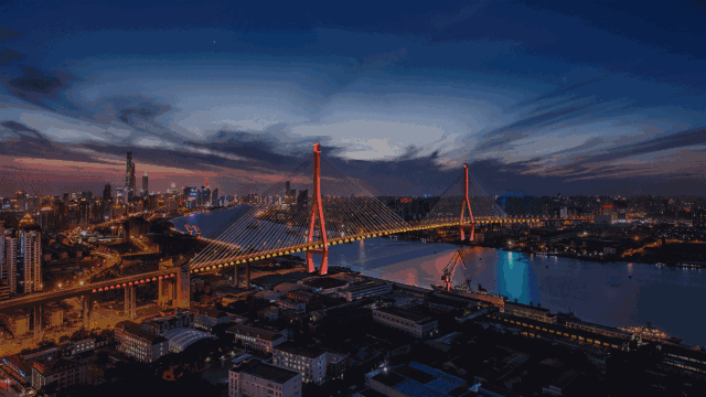 上海市政总院总承包部总工程师唐俊华表示,杨浦大桥要用夜景灯光体现
