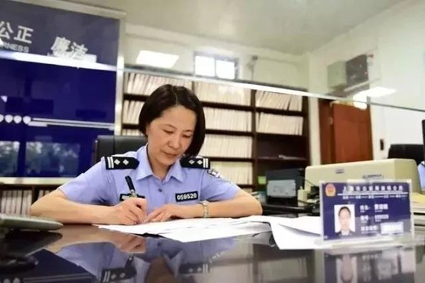 户籍小窗口,彰显大爱心——记崇明分局城桥派出所民警
