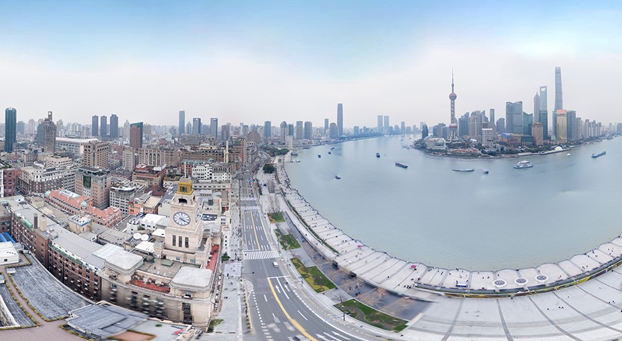 徜徉黄浦江畔,感受风从东来,聆听外滩钟声,而这钟声就是从位于上海市中山东一路13号的上海海关大楼传来的。 上海海关大楼最著名的莫过于它高耸的钟楼和大钟。钟楼分机芯房、铜钟座、旗杆台三层。机芯房是大钟的心脏部分,成百上千个齿轮互相咬合,直径超过12mm的钢丝绳代替了普通钟表中精细的钢丝。