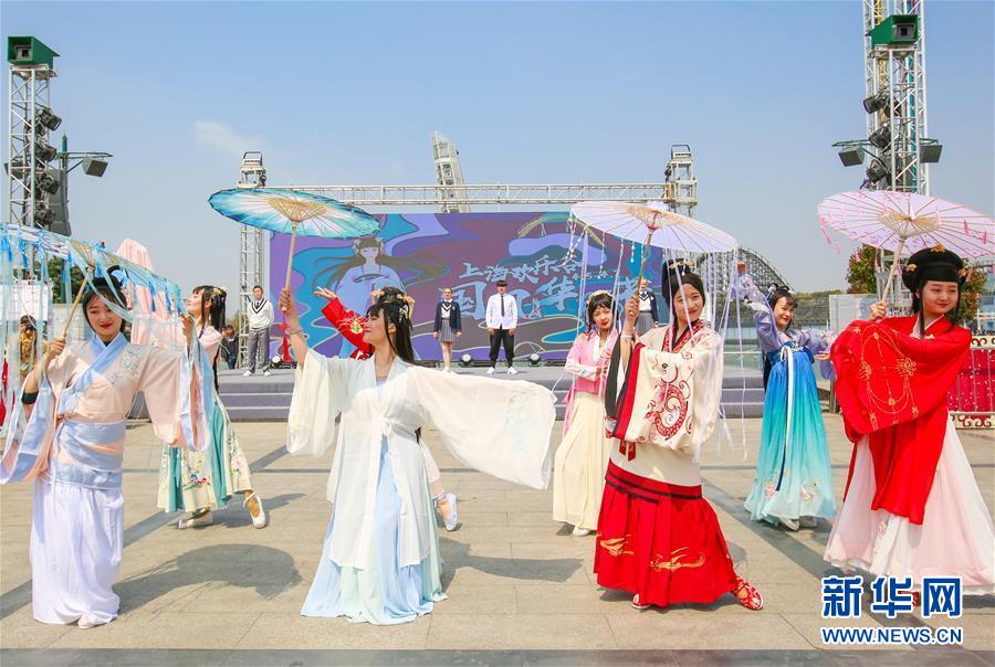 当日,首届上海欢乐谷国风华服节在松江欢乐谷开幕.