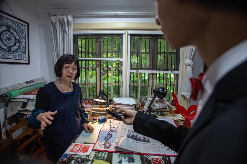 图为上外附中学生在采访剪纸艺术家奚小琴"