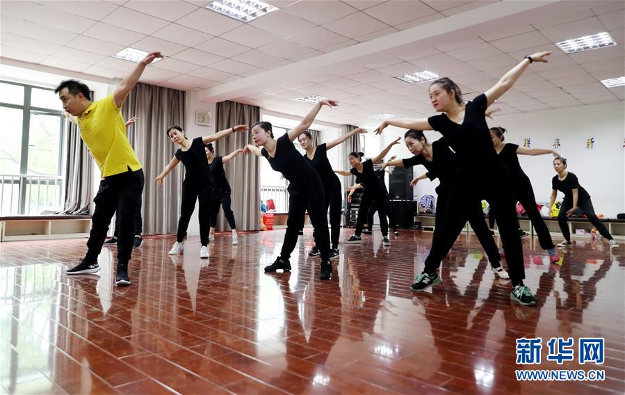 （社會(huì)）（6）上海：在無(wú)聲世界里舞出精彩人生