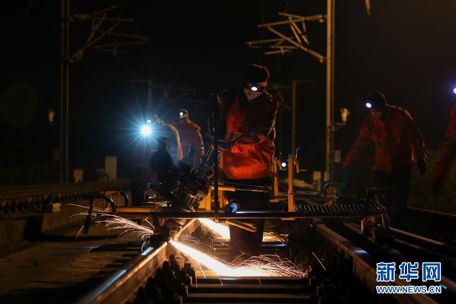 （社会）（1）上海：加强巡线检修 确保春运安全