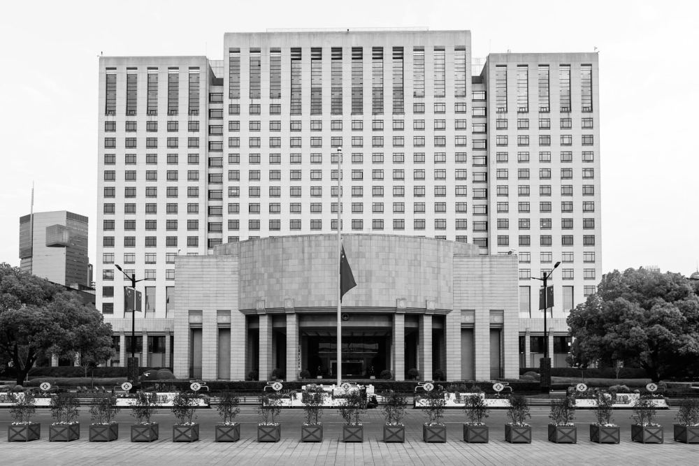 上海人民广场下半旗志哀.新华社记者 王翔摄