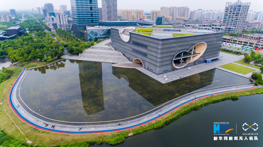 俯瞰坐落于远香湖畔的上海保利大剧院.