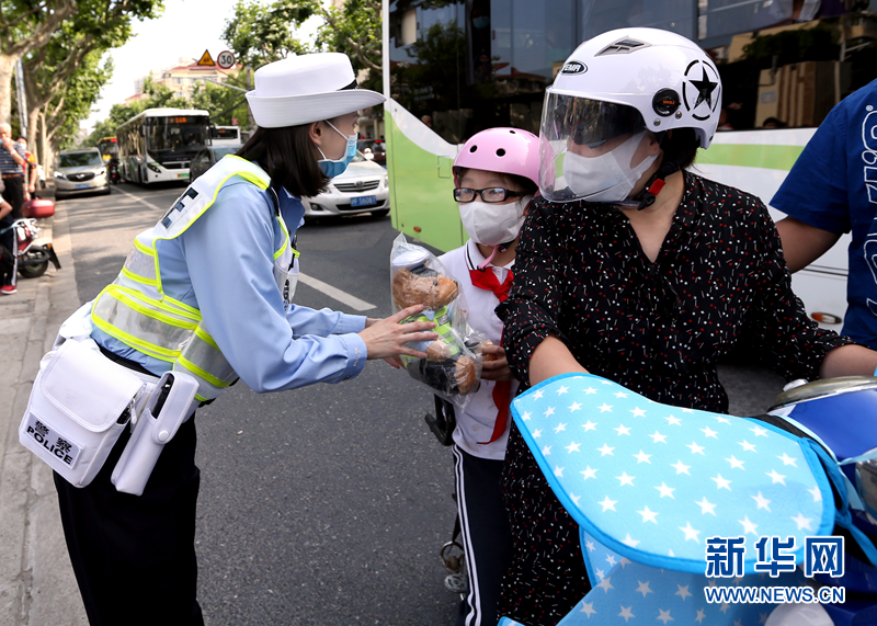 上海举行一盔一带知识宣传安全守护行动主题宣传日 牢记安全意识