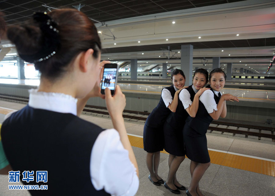 京沪高铁首发列车乘务员在上海虹桥站拍照