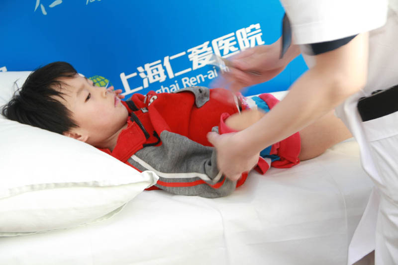 挠美女脚心视频_美女挠脚心痛苦视频_最新挠美女 ...